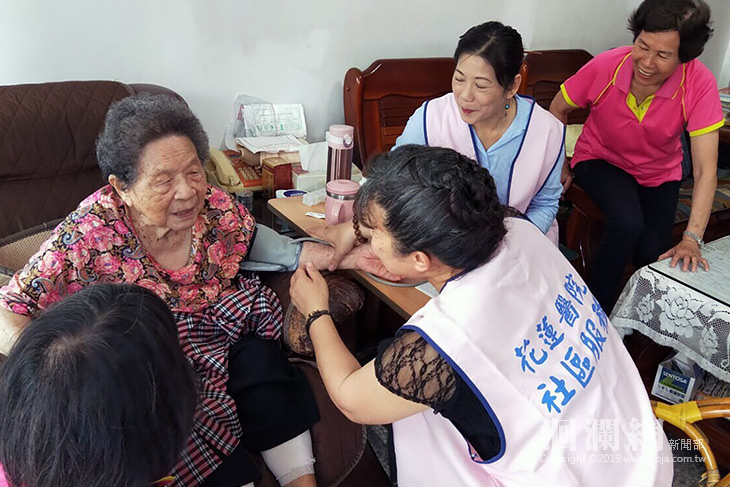 端午佳節花醫致贈獨居長者及弱勢家庭民生物資
