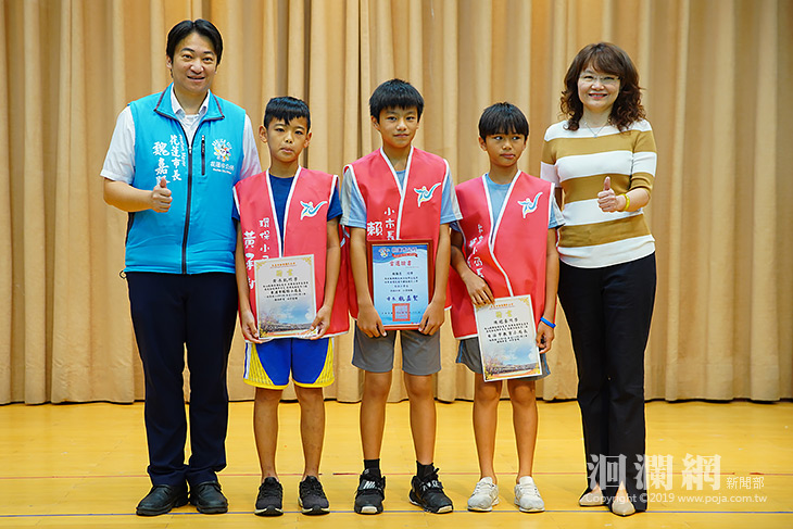 魏嘉賢頒發鑄強自治小市長當選證書，期勉落實政見