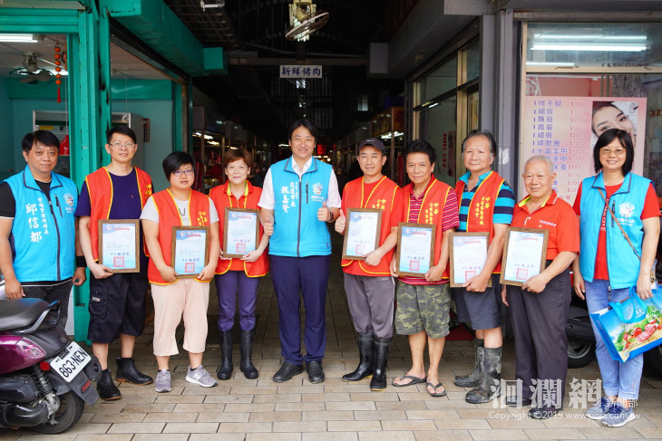 中華市場自治會管理委員新上任魏嘉賢頒發當選證