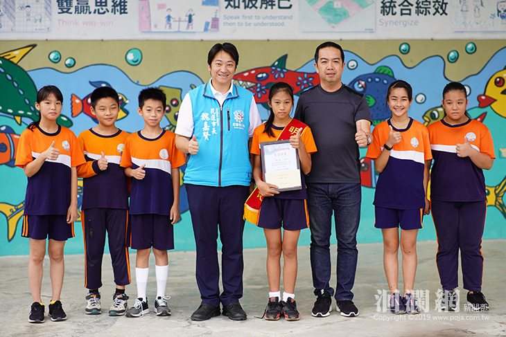 明恥自治小市長就任，魏市長頒發當選證書