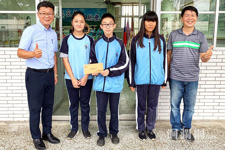 勉勵畢業生，理想獎助學金壽豐十所國中小