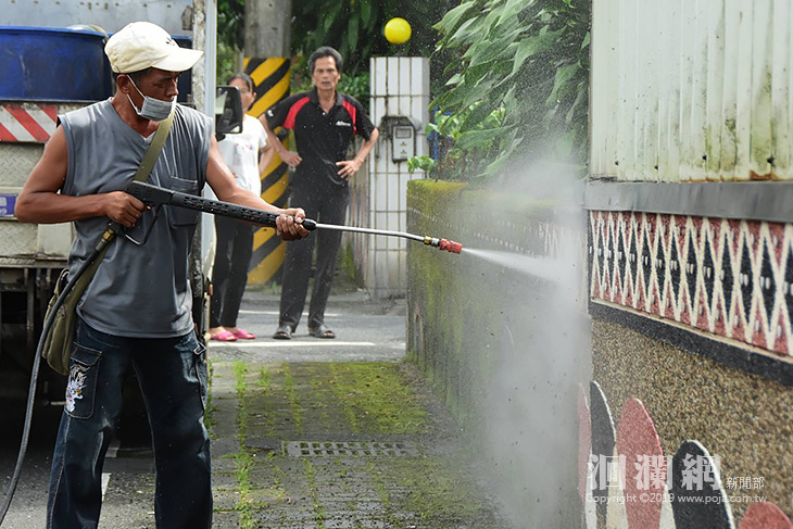 吉安鄉公所前進部落，消除青苔維護環境