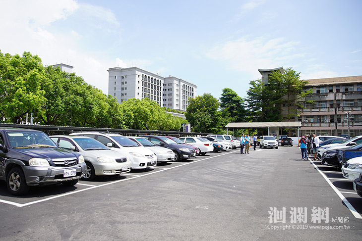 魏嘉賢現勘慈濟醫院前停車場，指示提供完善停車場