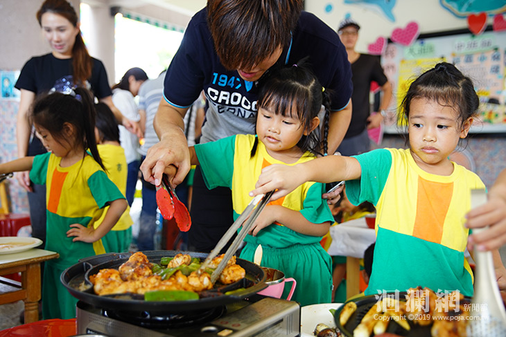 花蓮市幼慶中秋，烤肉、吃月餅、剝柚子