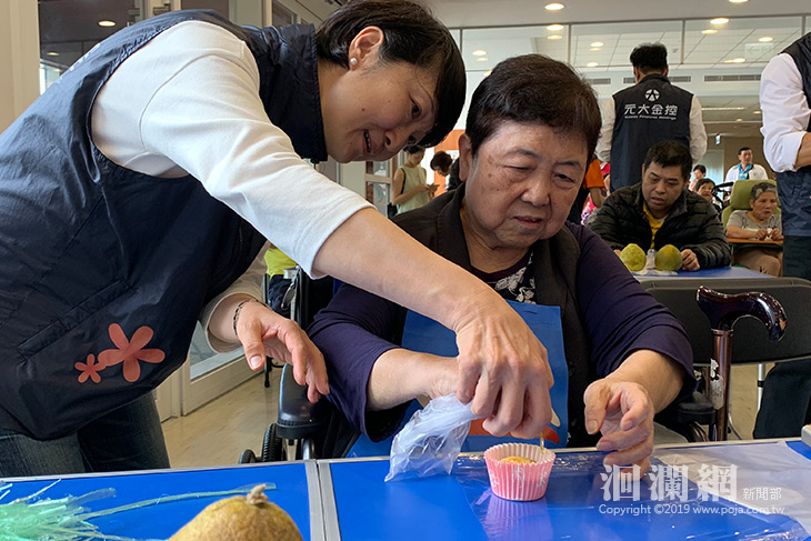 「烤」蛋糕慶中秋，元大志工陪長輩過節