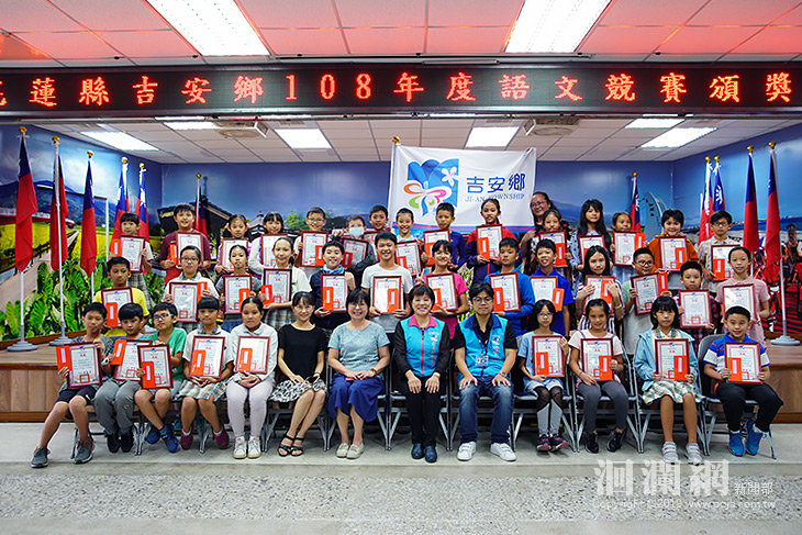 游淑貞授旗鼓勵語文競賽小小選手，為孩子們打氣
