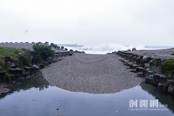 花蓮市南濱出海口淤沙阻礙水流排放，魏市長前往視