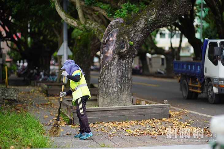 颱風過境，清潔隊員趕工清掃市區道路恢復市容