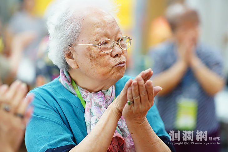 花蓮市福氣站開辦客語研習班，銀髮族唱歌謠學客語