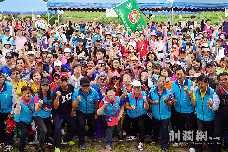 吉安歡慶雙十，近5000人一同升旗海濱健走