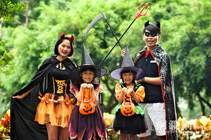 小搗蛋來敲門，邊吃邊玩在峽谷歡度萬聖節