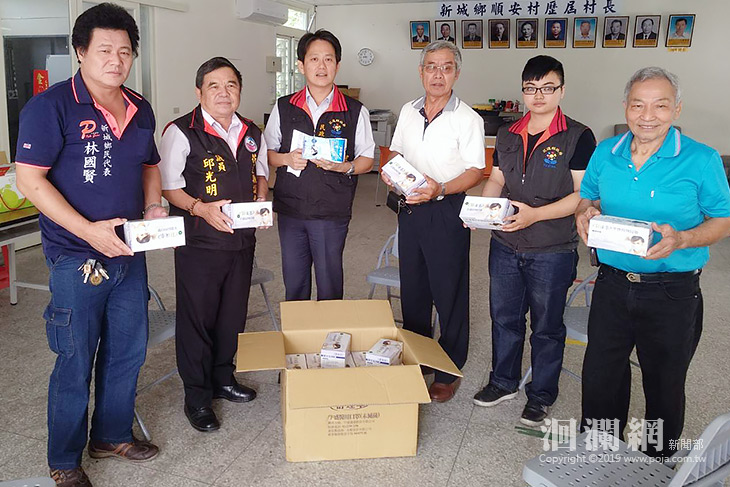 東北風致疏濬揚塵，縣府發放口罩因應