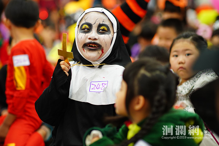 明義國小變裝搞怪、換好書 歡慶萬聖節