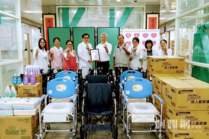 愛心捐贈輪椅輔具及清潔用品，關懷花醫弱勢及長照