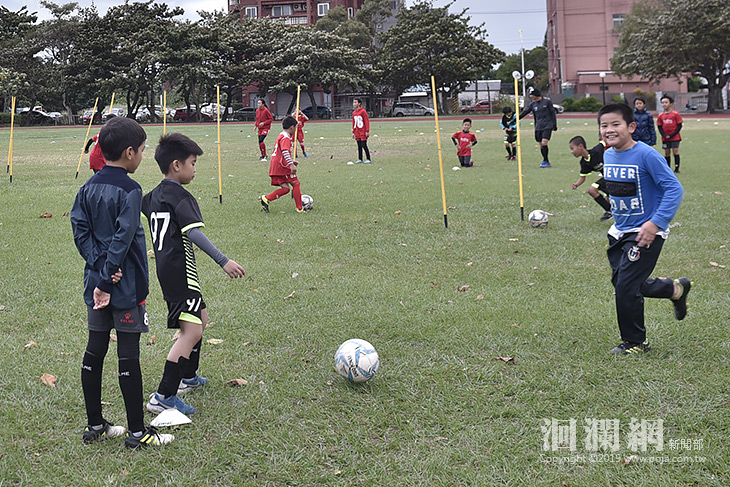 北濱足球俱樂部無懼寒風練球，魏市長前往關心