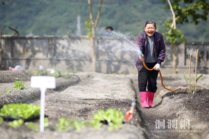 吉安鄉快樂農場開工，百位鄉親搶先體驗