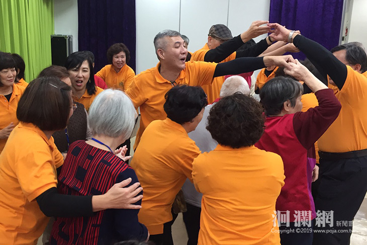 青青合唱團花醫日照中心演唱關懷長輩身心靈