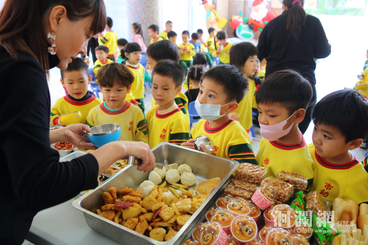 花蓮市立幼兒園辦聖誕感恩餐會，讓孩子學會愛與分