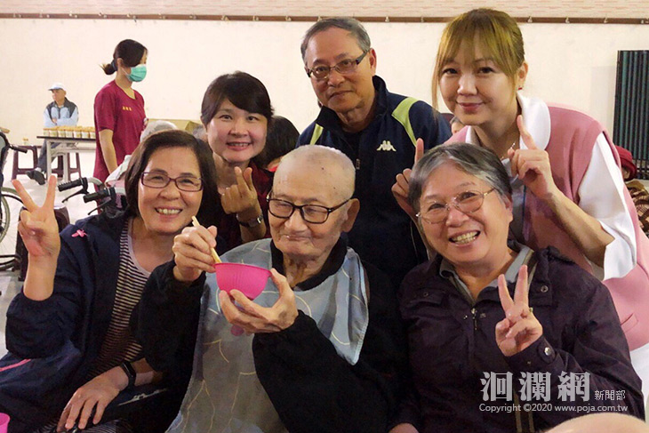 花醫護理之家「鼠年行大運」提前圍爐感受年節氣