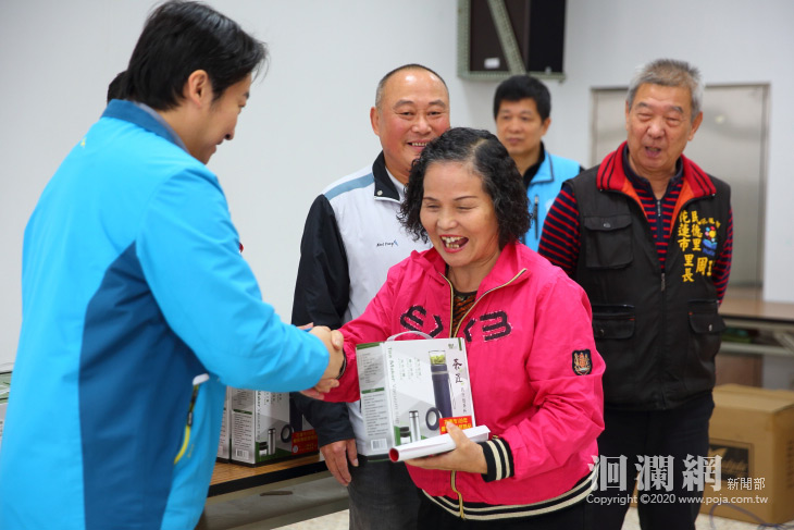 新春將屆，魏嘉賢送鄰長春節慰問品，感謝協助推動政