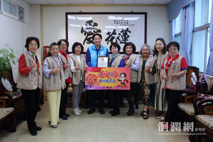 國際崇她花蓮社捐愛心禮券 與魏嘉賢一起暖心愛