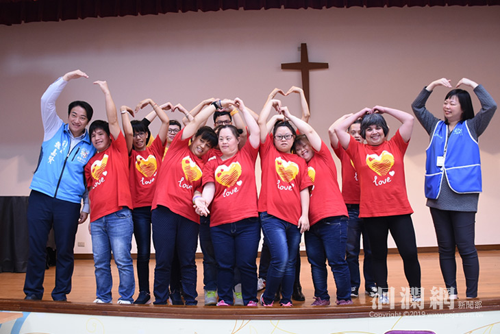 花蓮市公所愛心年菜送抵黎明教養院，魏嘉賢與院生