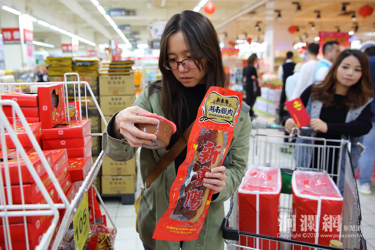 花蓮市愛心禮券發放，讓低收戶溫馨過好年