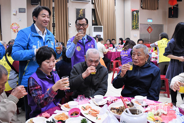 魏市長邀請獨居榮民提前圍爐，席開10桌享用愛心年