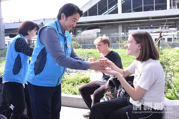 迎接遊子返鄉，魏市長車站奉茶送暖
