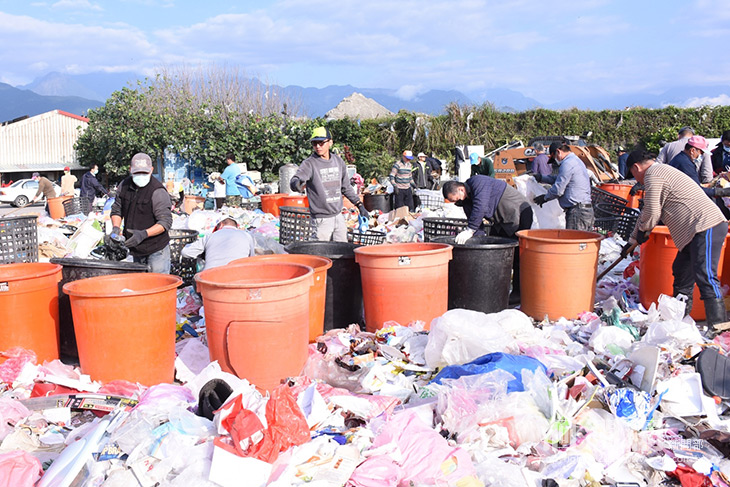 春節資源回收清運量暴增，花蓮市清潔隊加派人手挑