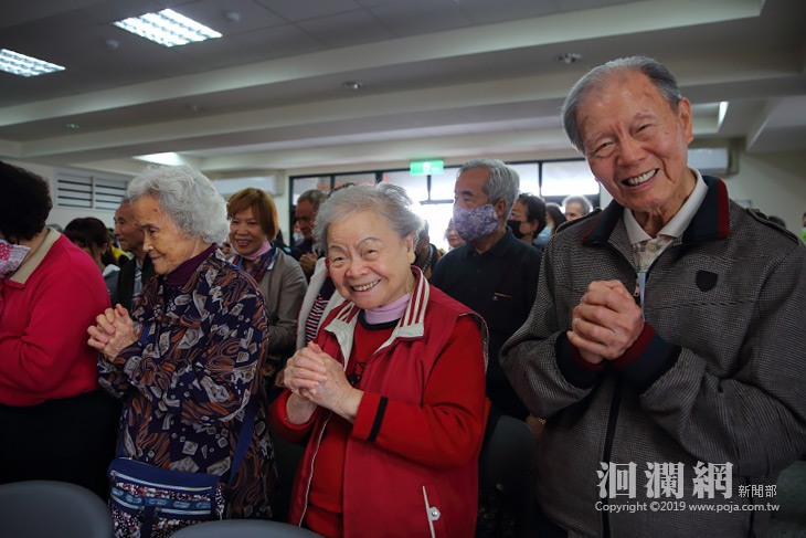 魏嘉賢至各機構發放春節慰問金，提醒做好防疫措施