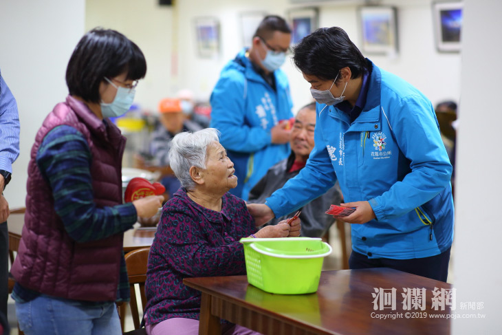 花蓮市長魏嘉賢至東區老人之家，贈送福袋及春節禮