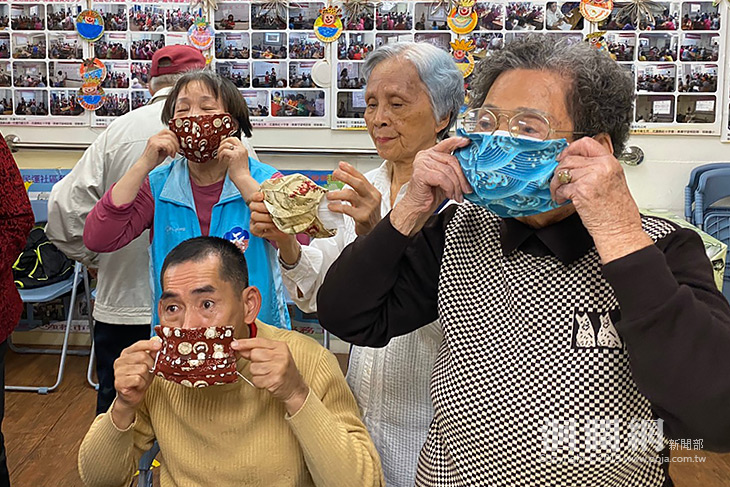 花蓮家扶小鋪媽媽們趕製口罩布套發送民運社區長