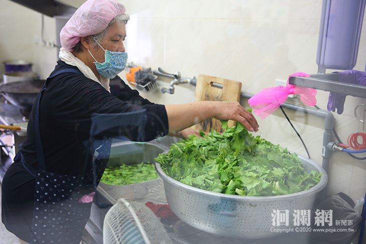 協助小農行銷，分流收購滯銷葉菜供福氣站長者吃健