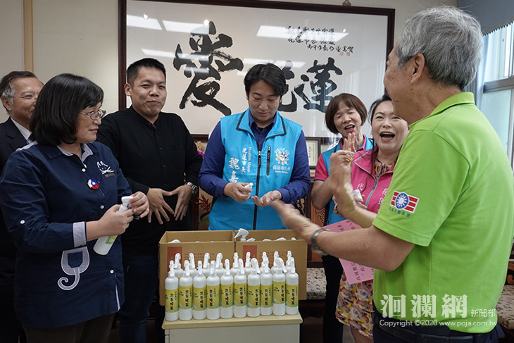 救國團花蓮市團委會捐茶樹精油防疫，魏嘉賢頒感謝