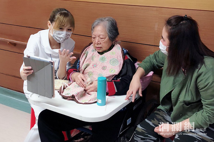 因應新冠疫情肆虐護理之家視訊「清明吃潤餅」