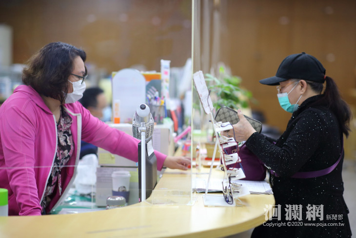 花蓮市公所辦公場域設置透明隔板保護臨櫃人員及