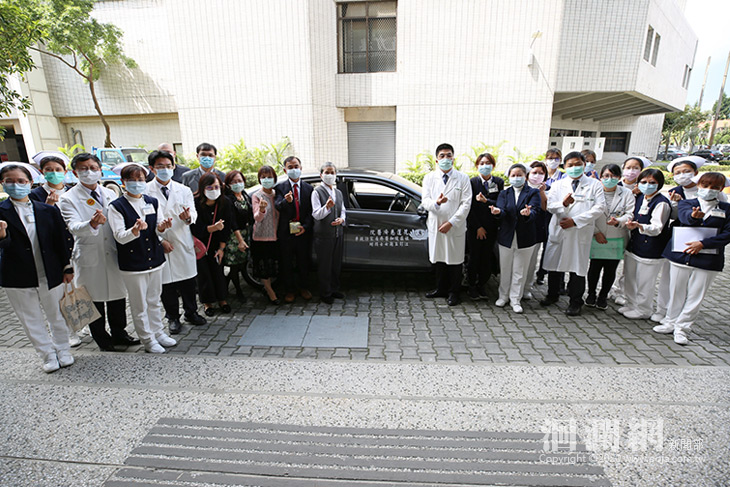 感恩贈車儀式，長者化身居家訪視車一路相伴