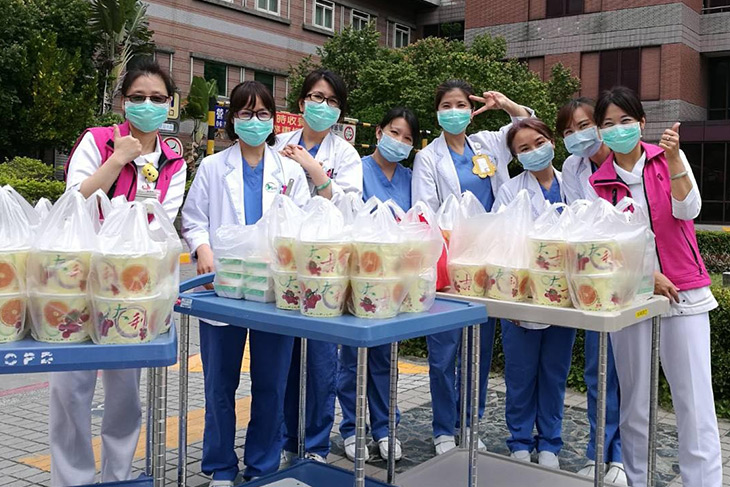 疫情抵擋不住愛心，店家送醫護旗魚米粉排餐