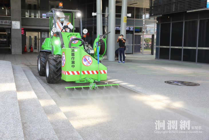 鴻盛建設機械支援火車站噴藥消毒，魏市長到場感謝