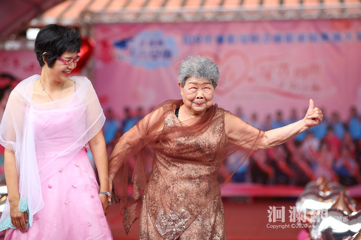 穿婚紗走紅毯展自信，吉安鄉模範母親節表揚活動