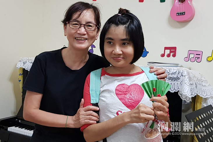 第一次親手做蛋糕，黎明心智障礙兒送給媽媽的母親