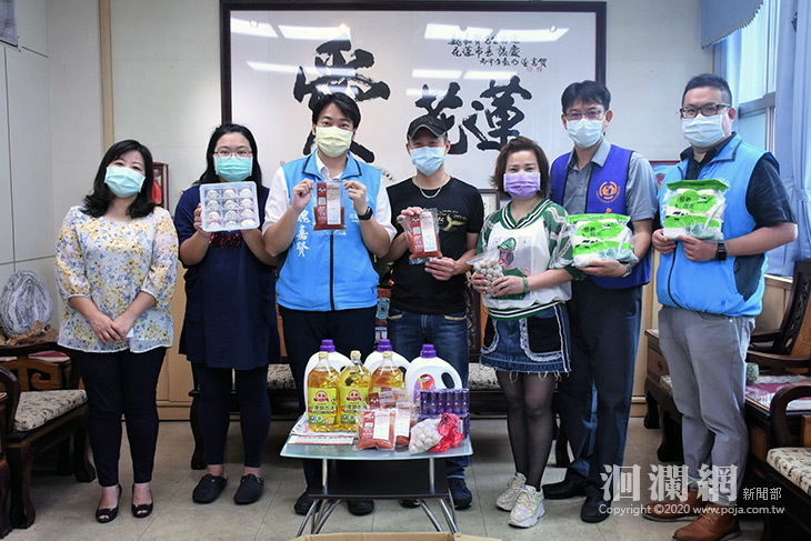 花蓮市公所與愛心商家捐物資護老家