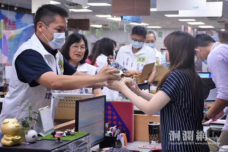 救國團花蓮市團委會送暖心早餐，慰勉承辦紓困人員