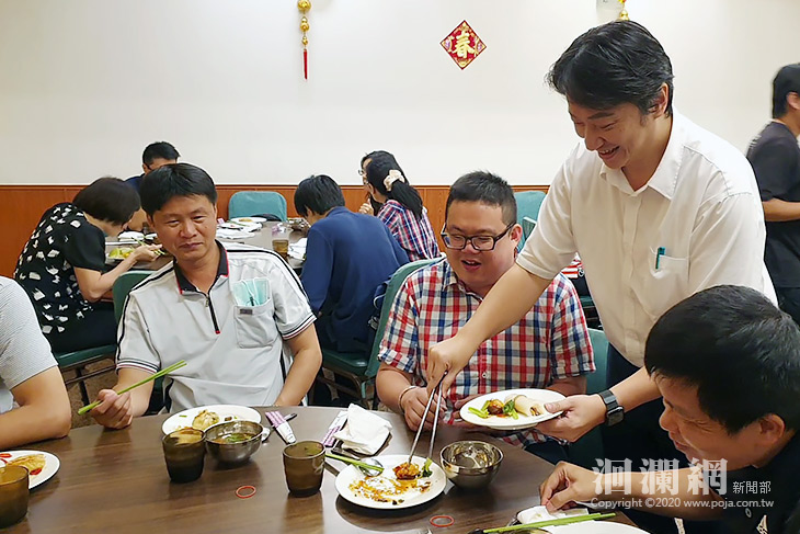 響應慈濟茹素愛地球，魏嘉賢邀請公所主管享用素食