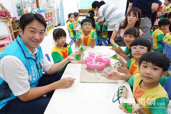 掛香包、做香皂粽 魏嘉賢與孩童慶端午