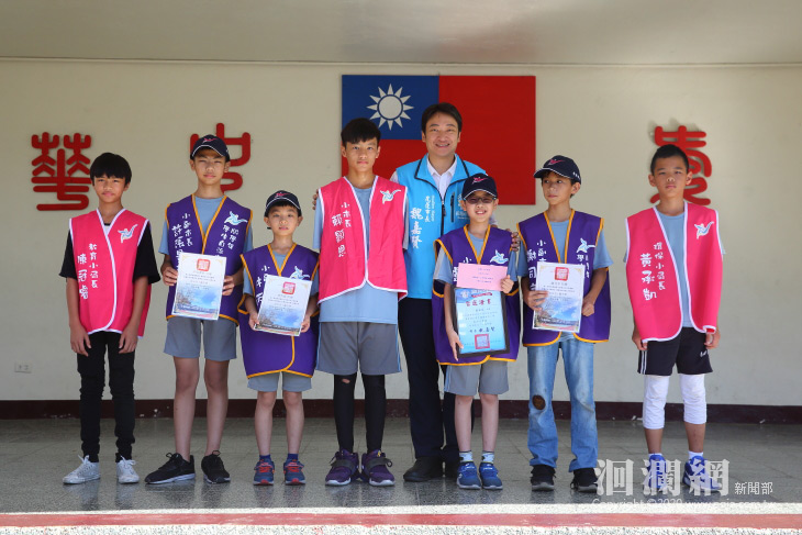 魏嘉賢頒發鑄強自治小市長當選證書，期勉落實政見