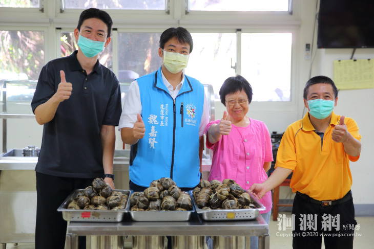 端午節將屆，魏市長送粽到東區老人之家