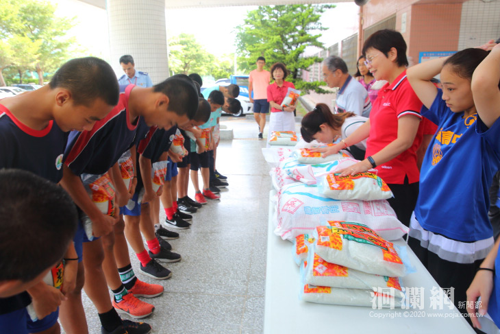 暑假前夕小小愛心會捐贈白米助弱勢及體育班學生