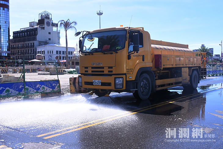 高溫不斷!!花蓮市清潔隊出動洗街車市區灑水降溫